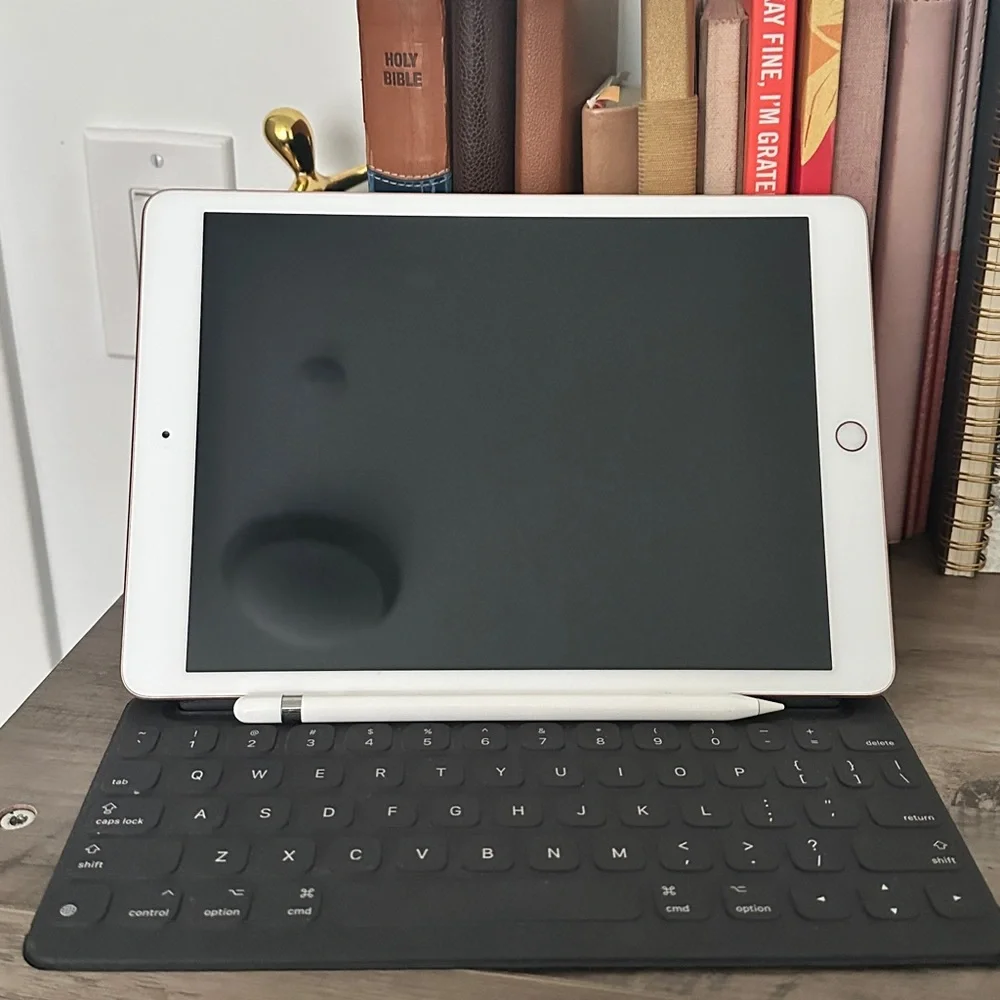Apple iPad 7th Gen w/ Apple Pencil & Smart Keyboard – Rose Gold